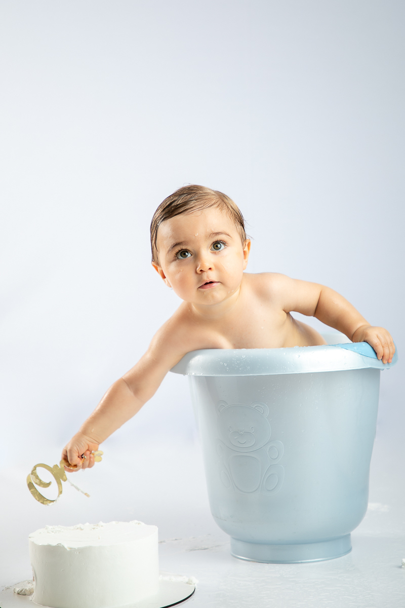 ensaio-fotografico-de-um-ano-ensaio-smash-the-cake-ensaio-esmagando-o-bolo-ensaio-fotografico-infantil-retro-em-estudio-fusca-meu-fusca-love-fusca-infantil-fotografa-especializada-em-bebes-e-criancas-em-barbacena-isabela-lobato-fotografia