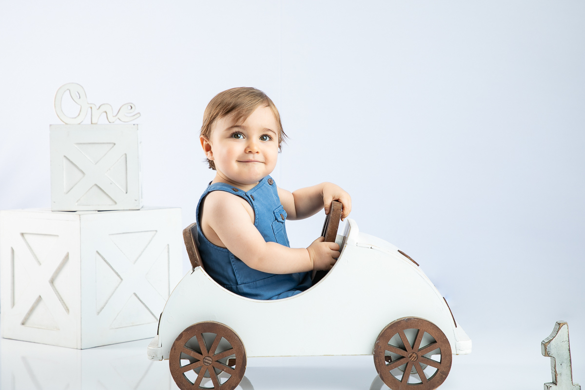 ensaio-fotografico-de-um-ano-ensaio-smash-the-cake-ensaio-esmagando-o-bolo-ensaio-fotografico-infantil-retro-em-estudio-fusca-meu-fusca-love-fusca-infantil-fotografa-especializada-em-bebes-e-criancas-em-barbacena-isabela-lobato-fotografia