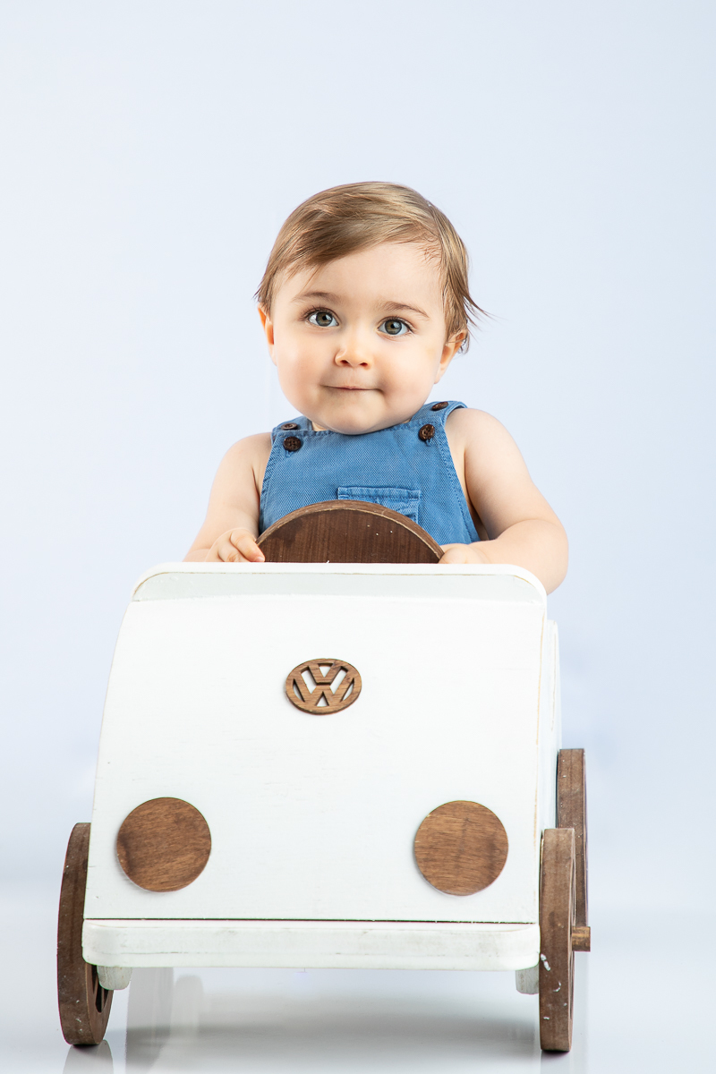 ensaio-fotografico-de-um-ano-ensaio-smash-the-cake-ensaio-esmagando-o-bolo-ensaio-fotografico-infantil-retro-em-estudio-fusca-meu-fusca-love-fusca-infantil-fotografa-especializada-em-bebes-e-criancas-em-barbacena-isabela-lobato-fotografia