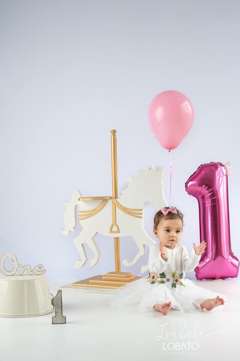 ensaio-fotografico-de-um-ano-ensaio-smash-the-cake-ensaio-esmagando-o-bolo-ensaio-fotografico-infantil-retro-em-estudio-fusca-meu-fusca-love-fusca-infantil-fotografa-especializada-em-bebes-e-criancas-em-barbacena-isabela-lobato-fotografia