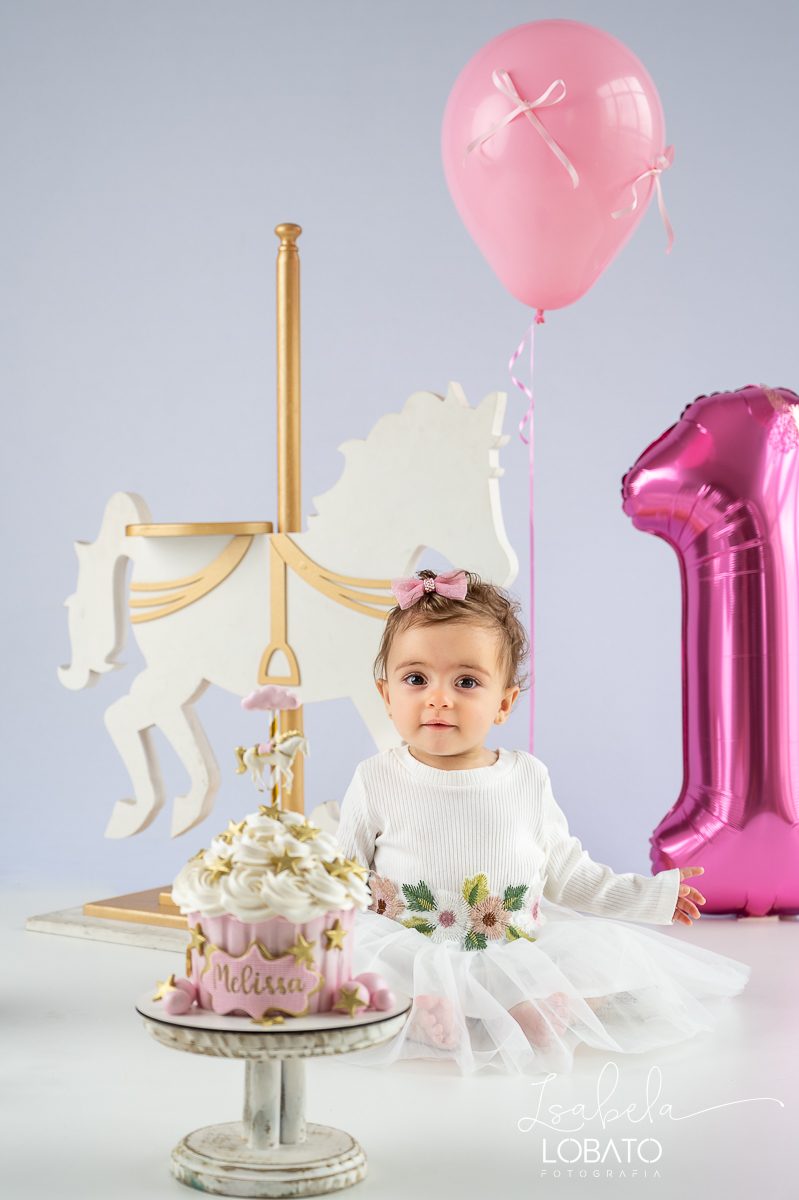 ensaio-fotografico-de-um-ano-ensaio-smash-the-cake-ensaio-esmagando-o-bolo-ensaio-fotografico-infantil-retro-em-estudio-fusca-meu-fusca-love-fusca-infantil-fotografa-especializada-em-bebes-e-criancas-em-barbacena-isabela-lobato-fotografia