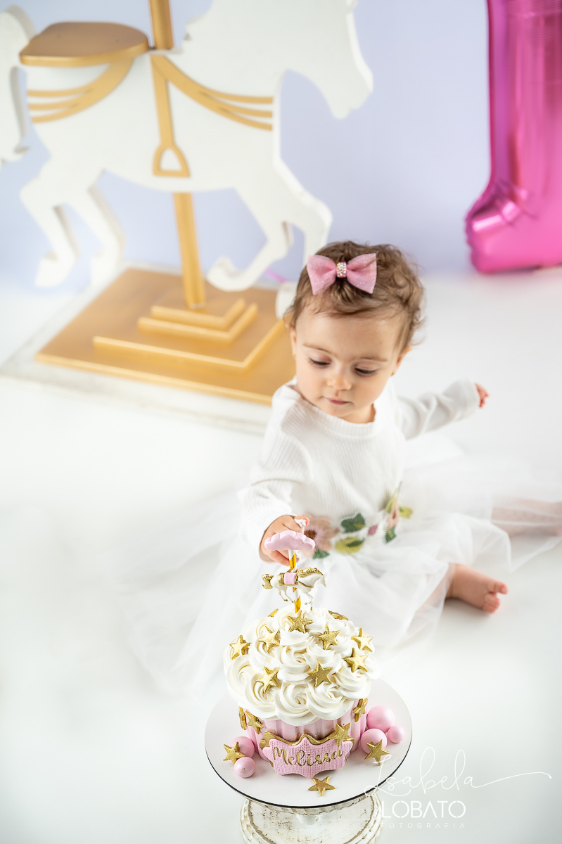 ensaio-fotografico-de-um-ano-ensaio-smash-the-cake-ensaio-esmagando-o-bolo-ensaio-fotografico-infantil-retro-em-estudio-fusca-meu-fusca-love-fusca-infantil-fotografa-especializada-em-bebes-e-criancas-em-barbacena-isabela-lobato-fotografia