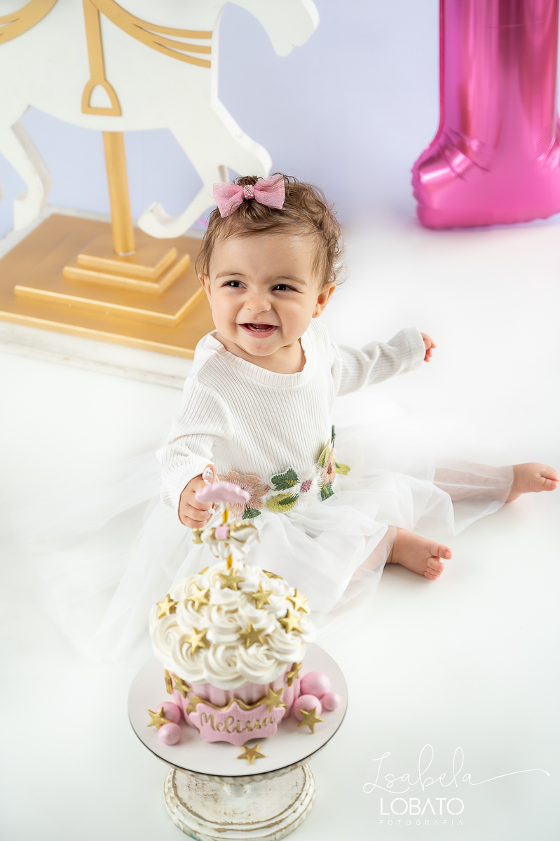 ensaio-fotografico-de-um-ano-ensaio-smash-the-cake-ensaio-esmagando-o-bolo-ensaio-fotografico-infantil-retro-em-estudio-fusca-meu-fusca-love-fusca-infantil-fotografa-especializada-em-bebes-e-criancas-em-barbacena-isabela-lobato-fotografia