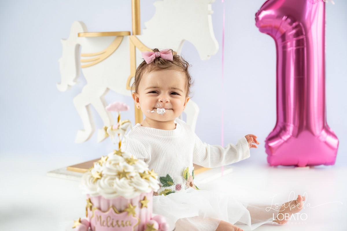 ensaio-fotografico-de-um-ano-ensaio-smash-the-cake-ensaio-esmagando-o-bolo-ensaio-fotografico-infantil-retro-em-estudio-fusca-meu-fusca-love-fusca-infantil-fotografa-especializada-em-bebes-e-criancas-em-barbacena-isabela-lobato-fotografia