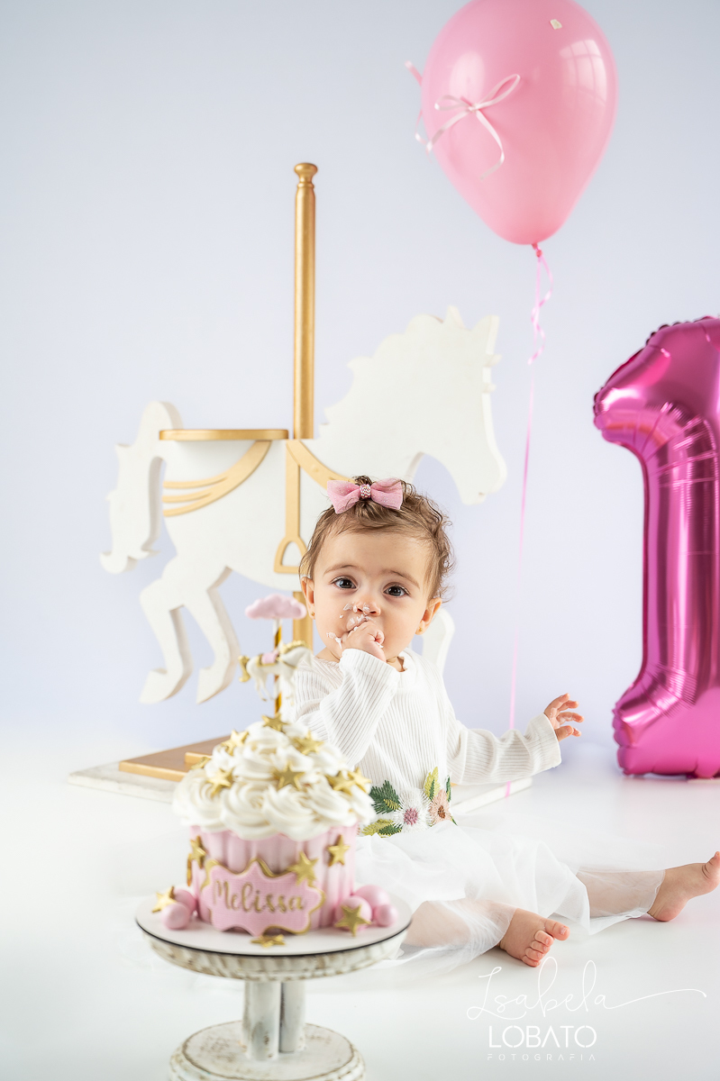ensaio-fotografico-de-um-ano-ensaio-smash-the-cake-ensaio-esmagando-o-bolo-ensaio-fotografico-infantil-retro-em-estudio-fusca-meu-fusca-love-fusca-infantil-fotografa-especializada-em-bebes-e-criancas-em-barbacena-isabela-lobato-fotografia
