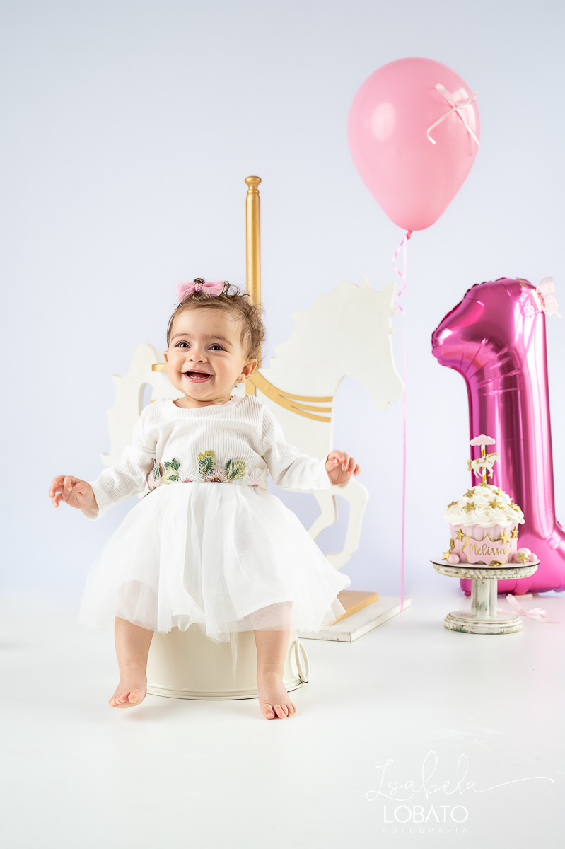 ensaio-fotografico-de-um-ano-ensaio-smash-the-cake-ensaio-esmagando-o-bolo-ensaio-fotografico-infantil-retro-em-estudio-fusca-meu-fusca-love-fusca-infantil-fotografa-especializada-em-bebes-e-criancas-em-barbacena-isabela-lobato-fotografia