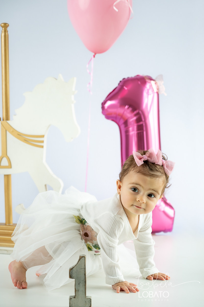 ensaio-fotografico-de-um-ano-ensaio-smash-the-cake-ensaio-esmagando-o-bolo-ensaio-fotografico-infantil-retro-em-estudio-fusca-meu-fusca-love-fusca-infantil-fotografa-especializada-em-bebes-e-criancas-em-barbacena-isabela-lobato-fotografia