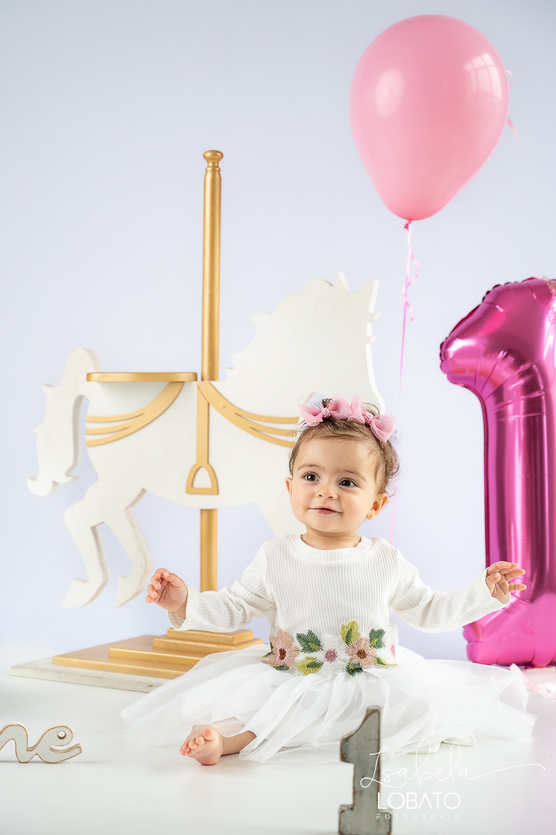 ensaio-fotografico-de-um-ano-ensaio-smash-the-cake-ensaio-esmagando-o-bolo-ensaio-fotografico-infantil-retro-em-estudio-fusca-meu-fusca-love-fusca-infantil-fotografa-especializada-em-bebes-e-criancas-em-barbacena-isabela-lobato-fotografia