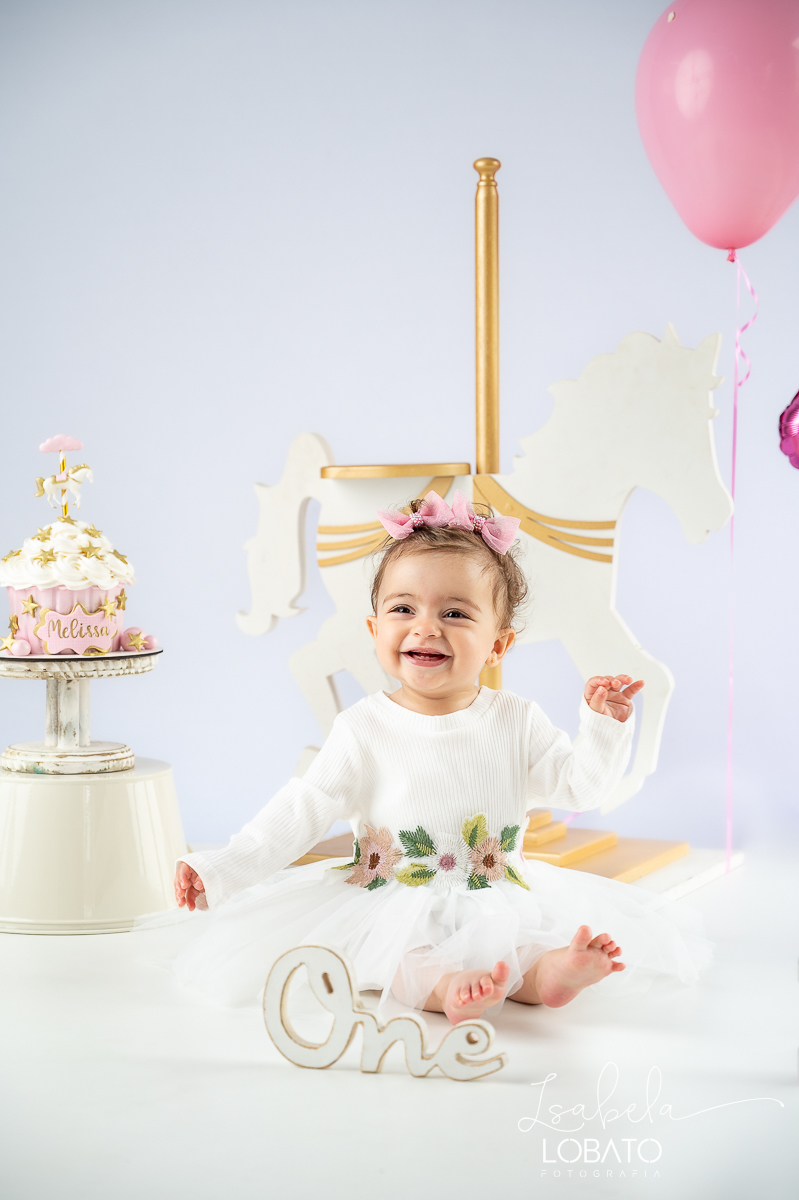 ensaio-fotografico-de-um-ano-ensaio-smash-the-cake-ensaio-esmagando-o-bolo-ensaio-fotografico-infantil-retro-em-estudio-fusca-meu-fusca-love-fusca-infantil-fotografa-especializada-em-bebes-e-criancas-em-barbacena-isabela-lobato-fotografia
