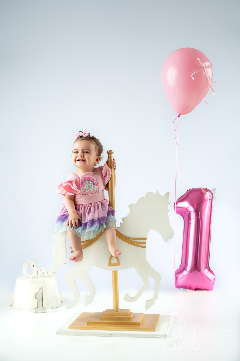ensaio-fotografico-de-um-ano-ensaio-smash-the-cake-ensaio-esmagando-o-bolo-ensaio-fotografico-infantil-retro-em-estudio-fusca-meu-fusca-love-fusca-infantil-fotografa-especializada-em-bebes-e-criancas-em-barbacena-isabela-lobato-fotografia