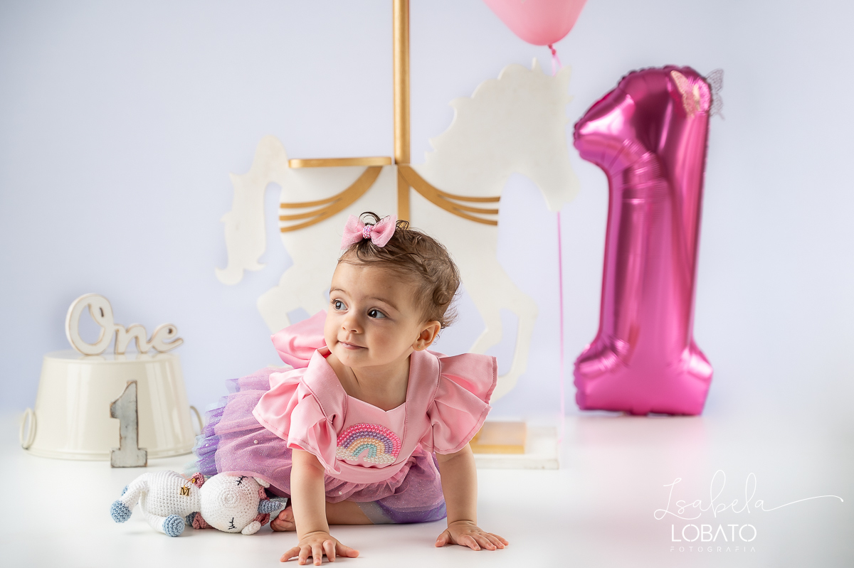 ensaio-fotografico-de-um-ano-ensaio-smash-the-cake-ensaio-esmagando-o-bolo-ensaio-fotografico-infantil-retro-em-estudio-fusca-meu-fusca-love-fusca-infantil-fotografa-especializada-em-bebes-e-criancas-em-barbacena-isabela-lobato-fotografia