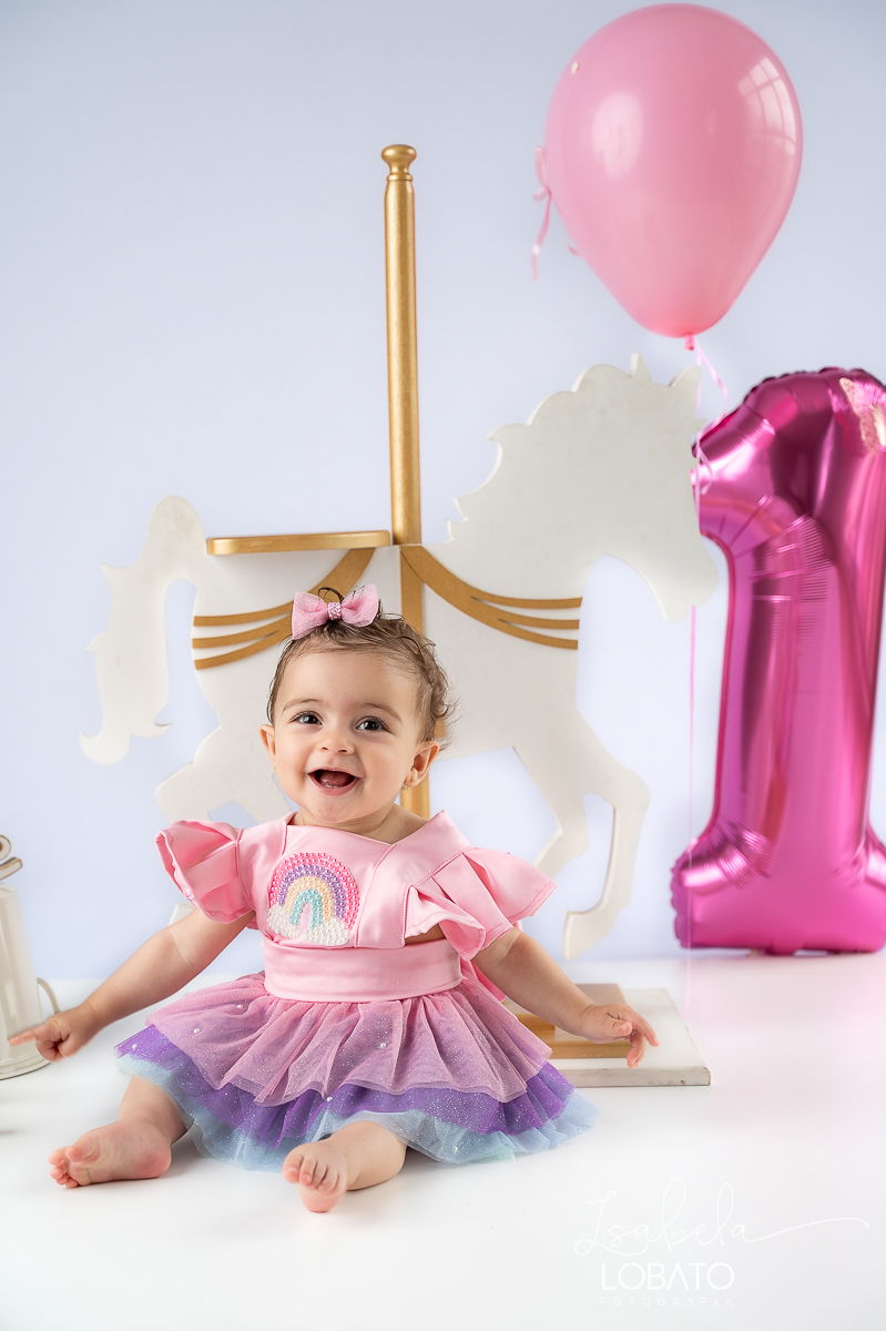 ensaio-fotografico-de-um-ano-ensaio-smash-the-cake-ensaio-esmagando-o-bolo-ensaio-fotografico-infantil-retro-em-estudio-fusca-meu-fusca-love-fusca-infantil-fotografa-especializada-em-bebes-e-criancas-em-barbacena-isabela-lobato-fotografia