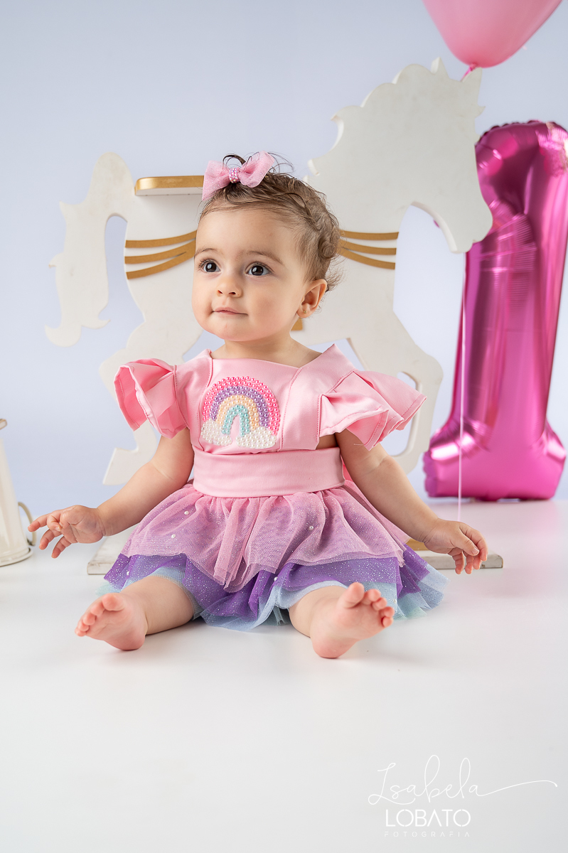 ensaio-fotografico-de-um-ano-ensaio-smash-the-cake-ensaio-esmagando-o-bolo-ensaio-fotografico-infantil-retro-em-estudio-fusca-meu-fusca-love-fusca-infantil-fotografa-especializada-em-bebes-e-criancas-em-barbacena-isabela-lobato-fotografia