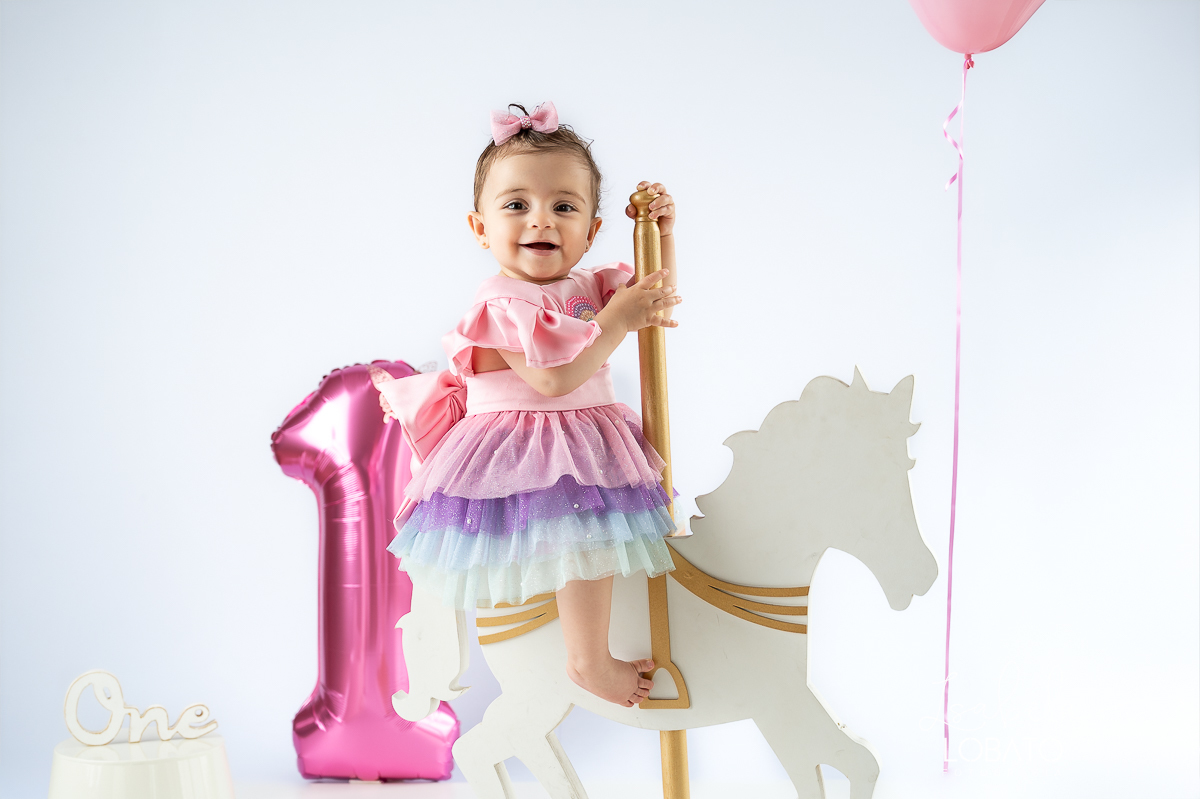 ensaio-fotografico-de-um-ano-ensaio-smash-the-cake-ensaio-esmagando-o-bolo-ensaio-fotografico-infantil-retro-em-estudio-fusca-meu-fusca-love-fusca-infantil-fotografa-especializada-em-bebes-e-criancas-em-barbacena-isabela-lobato-fotografia