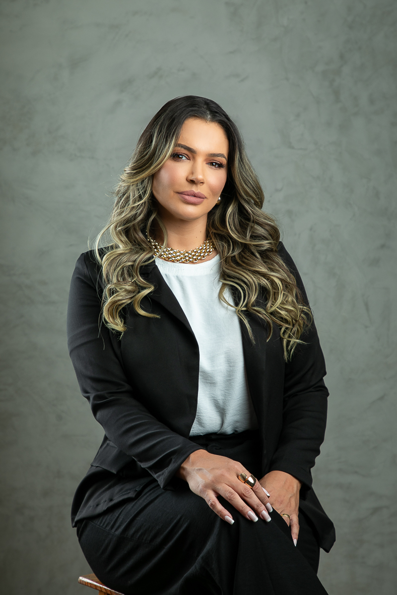 ensaio-fotografico-para-empoderamento-feminino-ensaio-fotografico-com-rosas-ensaio-fotografico-de-18-anos-book-de-18-anos-ideia-de-poses-para-ensaio-fotografico-feminino-buque-de-rosas-pink-fotografo-de-modelo-profissional-fotografo-em-Barbacena-MG