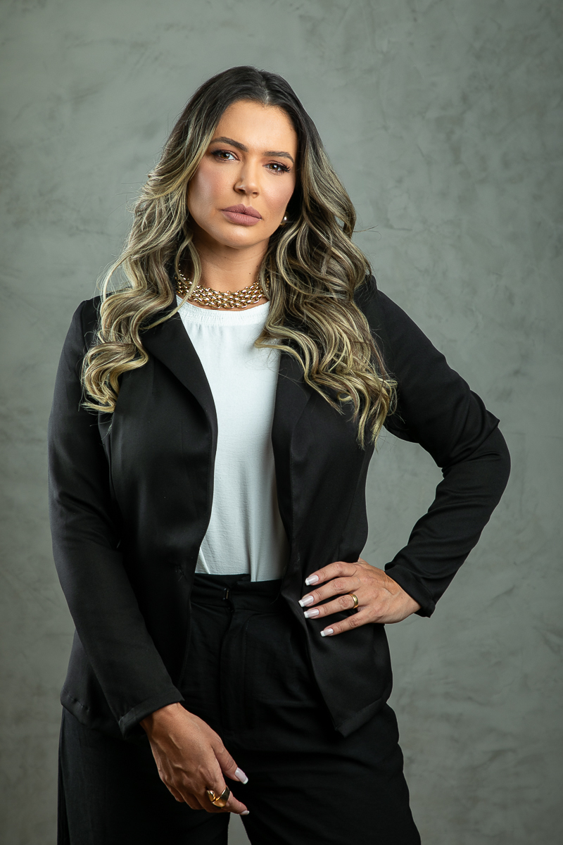 ensaio-fotografico-para-empoderamento-feminino-ensaio-fotografico-com-rosas-ensaio-fotografico-de-18-anos-book-de-18-anos-ideia-de-poses-para-ensaio-fotografico-feminino-buque-de-rosas-pink-fotografo-de-modelo-profissional-fotografo-em-Barbacena-MG