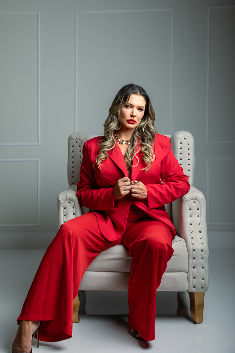 ensaio-fotografico-para-empoderamento-feminino-ensaio-fotografico-com-rosas-ensaio-fotografico-de-18-anos-book-de-18-anos-ideia-de-poses-para-ensaio-fotografico-feminino-buque-de-rosas-pink-fotografo-de-modelo-profissional-fotografo-em-Barbacena-MG