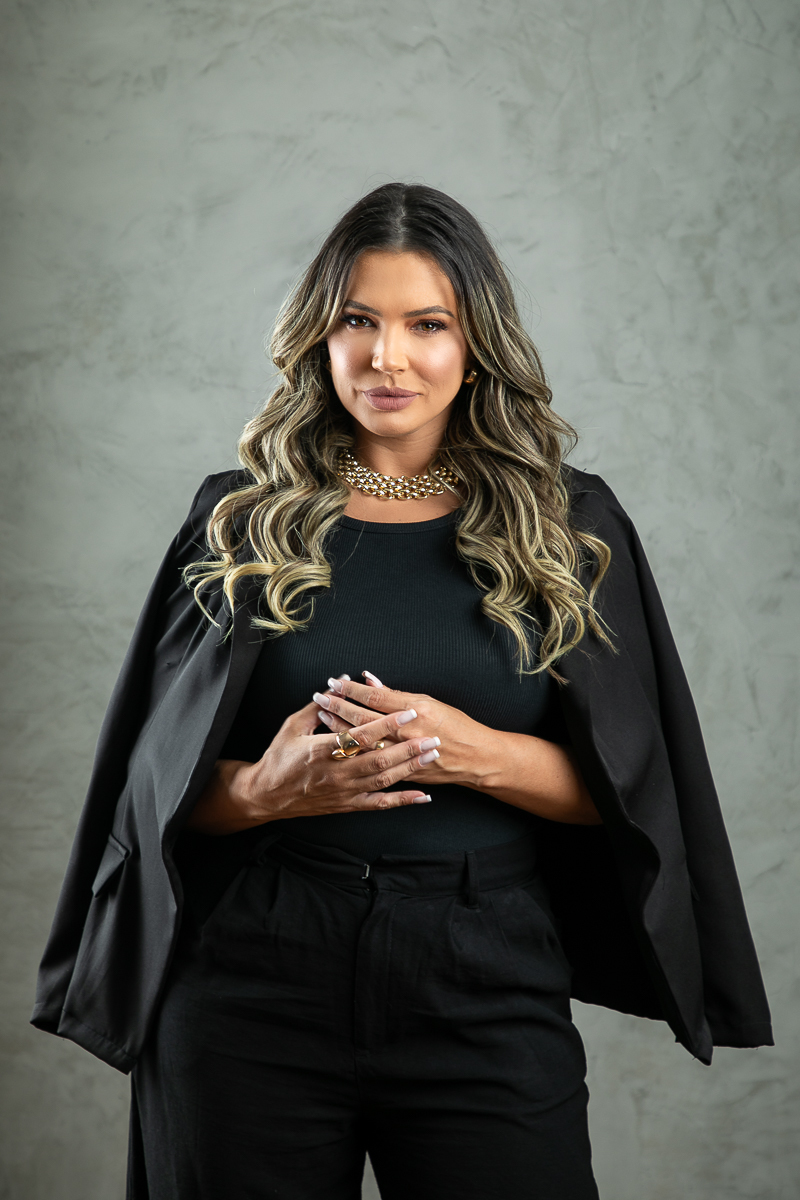 ensaio-fotografico-para-empoderamento-feminino-ensaio-fotografico-com-rosas-ensaio-fotografico-de-18-anos-book-de-18-anos-ideia-de-poses-para-ensaio-fotografico-feminino-buque-de-rosas-pink-fotografo-de-modelo-profissional-fotografo-em-Barbacena-MG