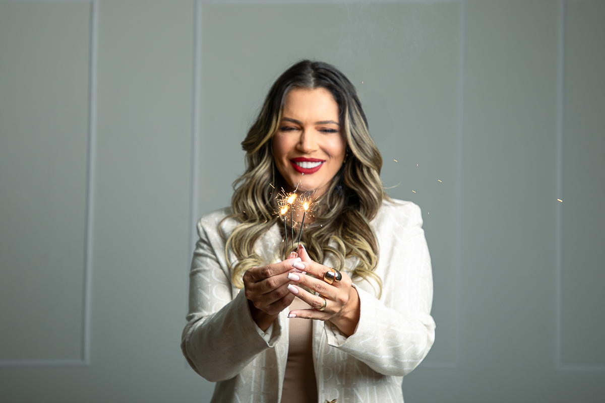 ensaio-fotografico-para-empoderamento-feminino-ensaio-fotografico-com-rosas-ensaio-fotografico-de-18-anos-book-de-18-anos-ideia-de-poses-para-ensaio-fotografico-feminino-buque-de-rosas-pink-fotografo-de-modelo-profissional-fotografo-em-Barbacena-MG