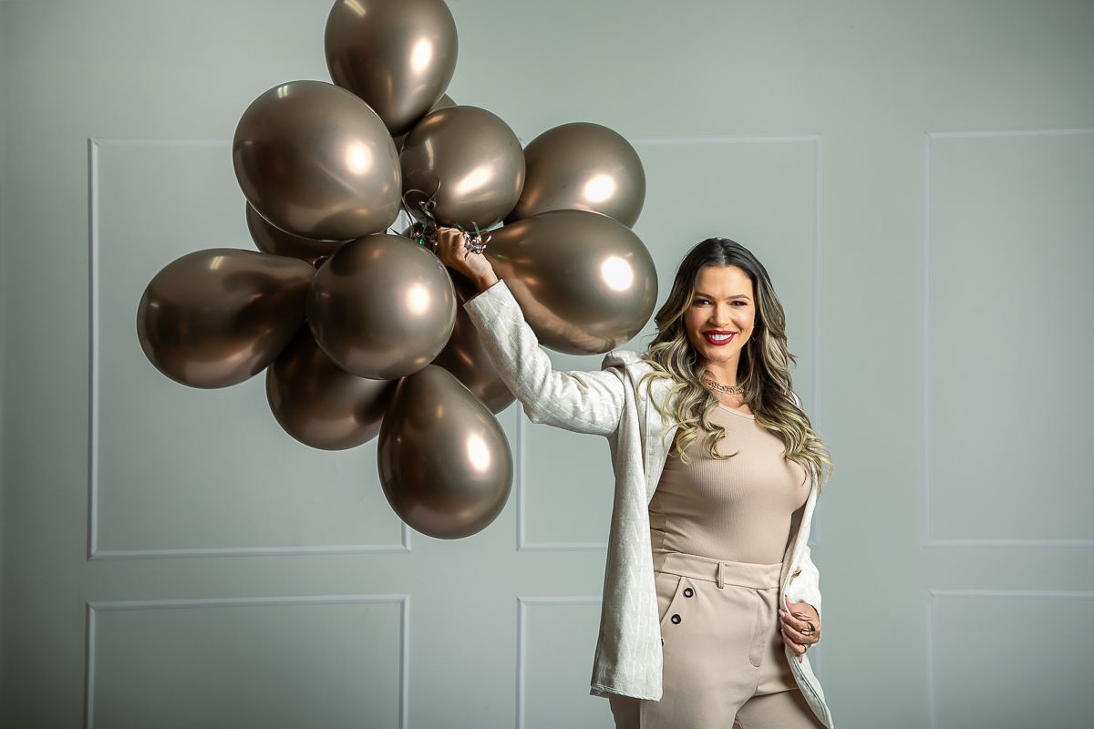 ensaio-fotografico-para-empoderamento-feminino-ensaio-fotografico-com-rosas-ensaio-fotografico-de-18-anos-book-de-18-anos-ideia-de-poses-para-ensaio-fotografico-feminino-buque-de-rosas-pink-fotografo-de-modelo-profissional-fotografo-em-Barbacena-MG