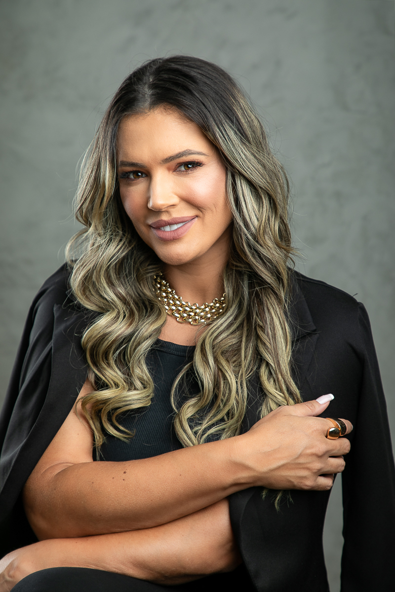 ensaio-fotografico-para-empoderamento-feminino-ensaio-fotografico-com-rosas-ensaio-fotografico-de-18-anos-book-de-18-anos-ideia-de-poses-para-ensaio-fotografico-feminino-buque-de-rosas-pink-fotografo-de-modelo-profissional-fotografo-em-Barbacena-MG