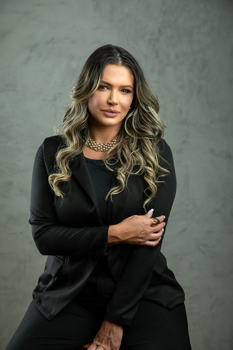 ensaio-fotografico-para-empoderamento-feminino-ensaio-fotografico-com-rosas-ensaio-fotografico-de-18-anos-book-de-18-anos-ideia-de-poses-para-ensaio-fotografico-feminino-buque-de-rosas-pink-fotografo-de-modelo-profissional-fotografo-em-Barbacena-MG