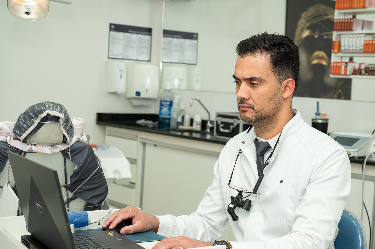 retratos-corporativo-fotos-para-perfil-profissional-fotografo-de-retratos-corporativo-mkt-pessoal-fotos-para-dentista-foto-para-perfil-corporativo-consultorio-odontologico-clinica-vitallity-barbacena-implantes-facetas-dentaria-melhor-implantodontista-bq