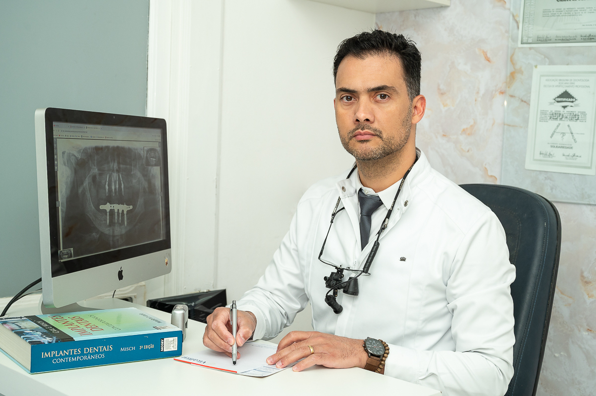 retratos-corporativo-fotos-para-perfil-profissional-fotografo-de-retratos-corporativo-mkt-pessoal-fotos-para-dentista-foto-para-perfil-corporativo-consultorio-odontologico-clinica-vitallity-barbacena-implantes-facetas-dentaria-melhor-implantodontista-bq