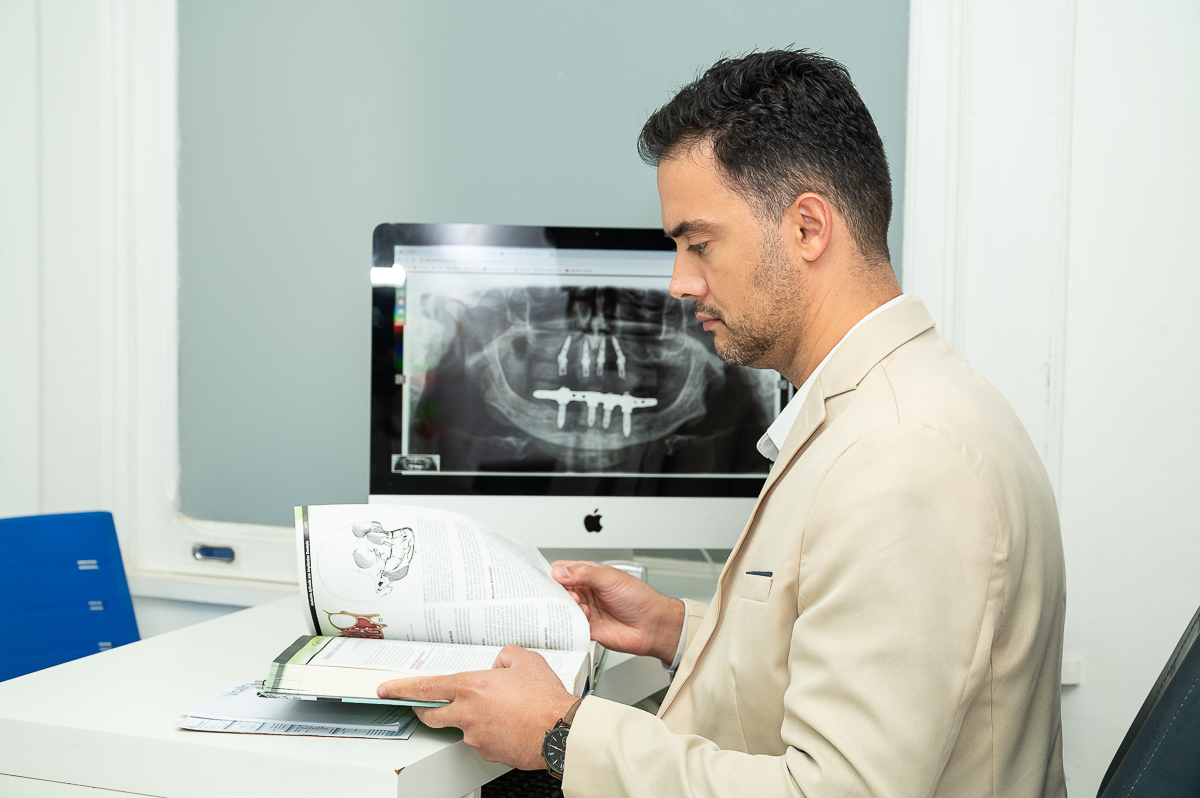 retratos-corporativo-fotos-para-perfil-profissional-fotografo-de-retratos-corporativo-mkt-pessoal-fotos-para-dentista-foto-para-perfil-corporativo-consultorio-odontologico-clinica-vitallity-barbacena-implantes-facetas-dentaria-melhor-implantodontista-bq