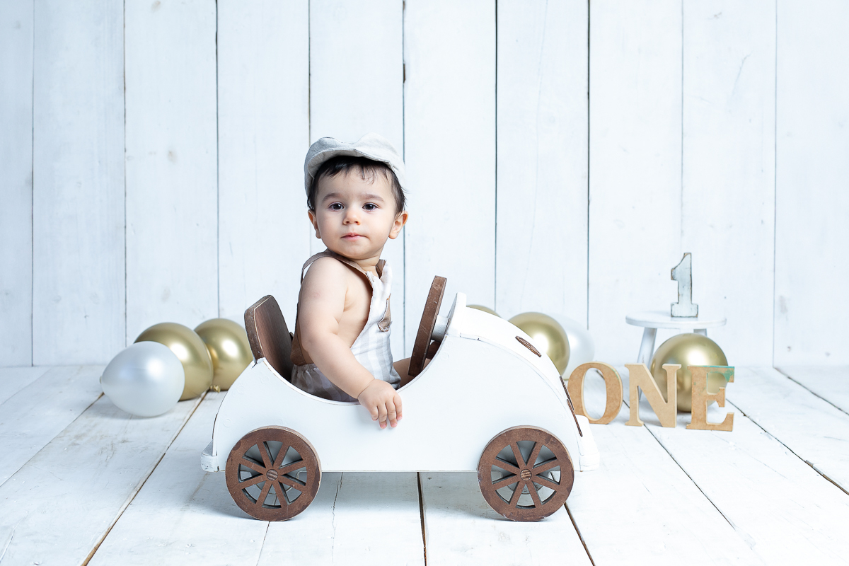 ensaio-fotografico-de-um-ano-ensaio-smash-the-cake-ensaio-esmagando-o-bolo-ensaio-fotografico-infantil-retro-em-estudio-fusca-meu-fusca-love-fusca-infantil-fotografa-especializada-em-bebes-e-criancas-em-barbacena-isabela-lobato-fotografia