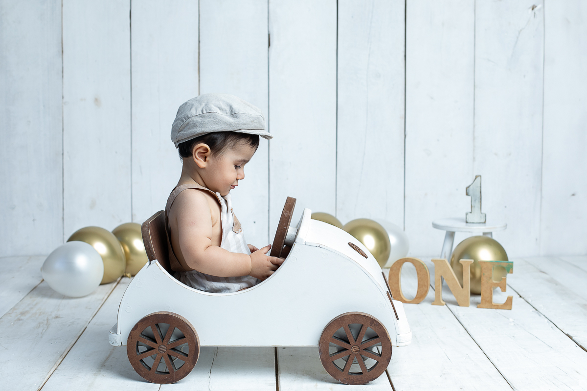 ensaio-fotografico-de-um-ano-ensaio-smash-the-cake-ensaio-esmagando-o-bolo-ensaio-fotografico-infantil-retro-em-estudio-fusca-meu-fusca-love-fusca-infantil-fotografa-especializada-em-bebes-e-criancas-em-barbacena-isabela-lobato-fotografia