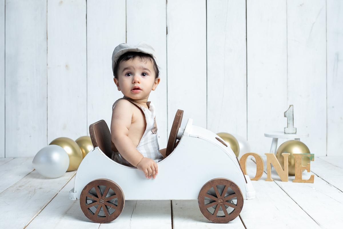 ensaio-fotografico-de-um-ano-ensaio-smash-the-cake-ensaio-esmagando-o-bolo-ensaio-fotografico-infantil-retro-em-estudio-fusca-meu-fusca-love-fusca-infantil-fotografa-especializada-em-bebes-e-criancas-em-barbacena-isabela-lobato-fotografia