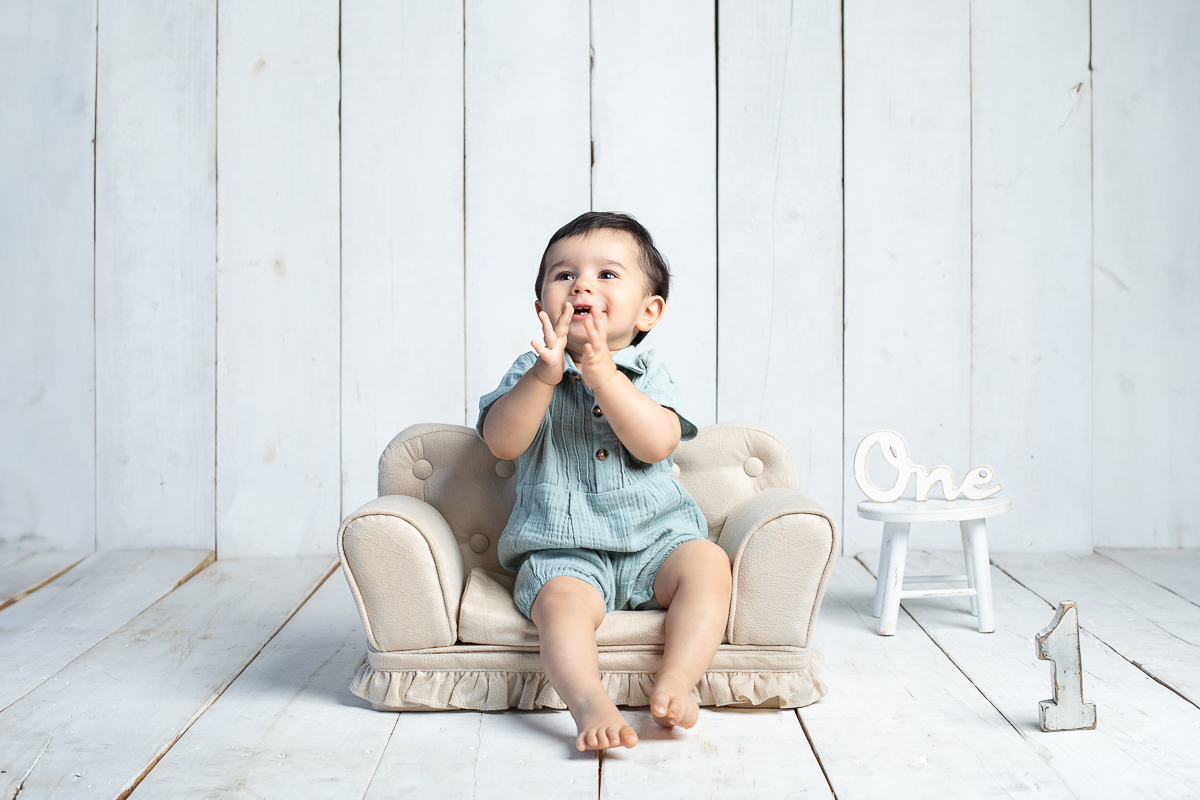 ensaio-fotografico-de-um-ano-ensaio-smash-the-cake-ensaio-esmagando-o-bolo-ensaio-fotografico-infantil-retro-em-estudio-fusca-meu-fusca-love-fusca-infantil-fotografa-especializada-em-bebes-e-criancas-em-barbacena-isabela-lobato-fotografia