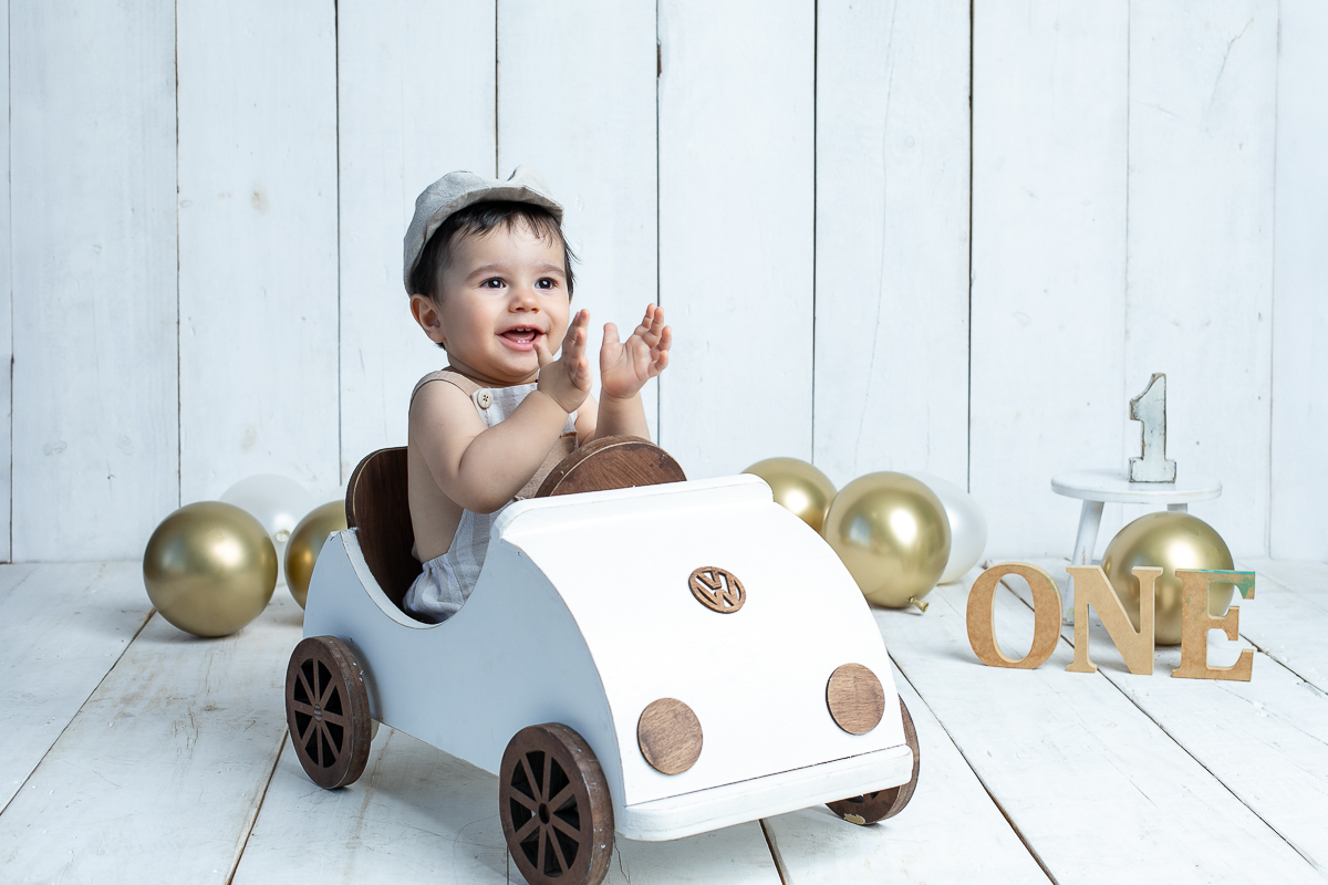 ensaio-fotografico-de-um-ano-ensaio-smash-the-cake-ensaio-esmagando-o-bolo-ensaio-fotografico-infantil-retro-em-estudio-fusca-meu-fusca-love-fusca-infantil-fotografa-especializada-em-bebes-e-criancas-em-barbacena-isabela-lobato-fotografia