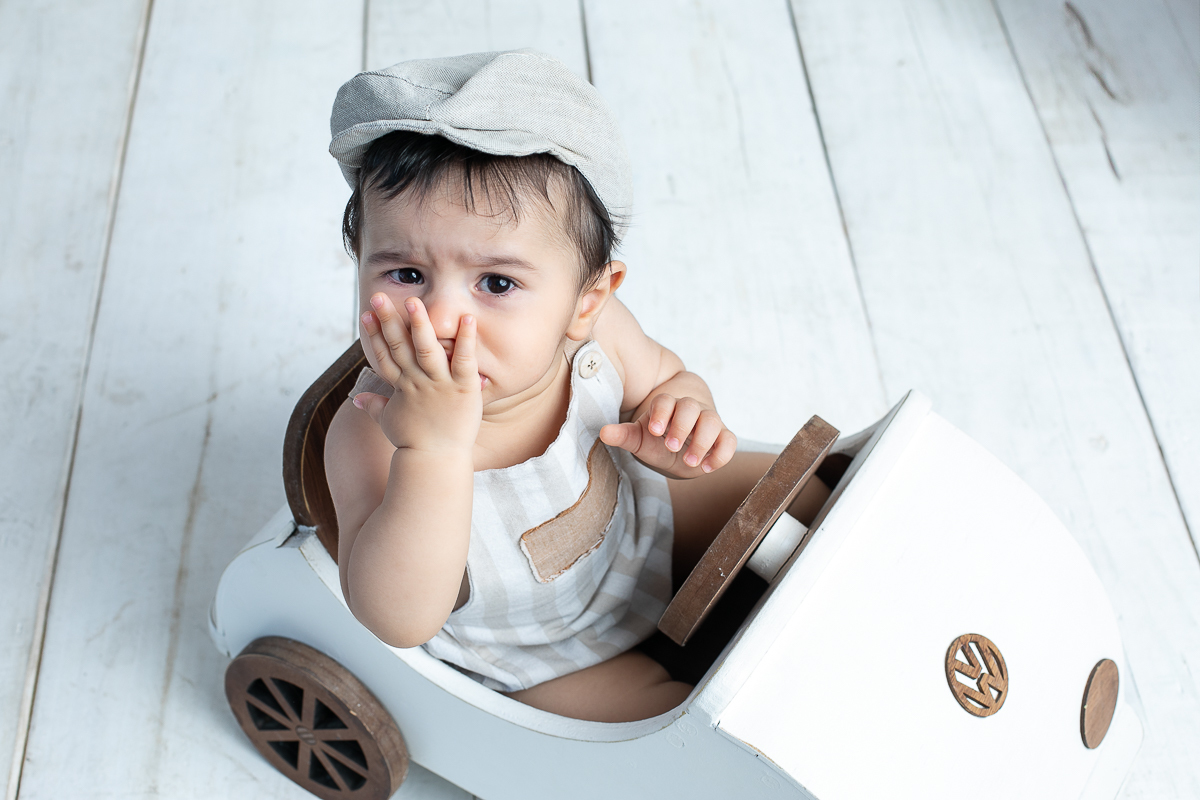 ensaio-fotografico-de-um-ano-ensaio-smash-the-cake-ensaio-esmagando-o-bolo-ensaio-fotografico-infantil-retro-em-estudio-fusca-meu-fusca-love-fusca-infantil-fotografa-especializada-em-bebes-e-criancas-em-barbacena-isabela-lobato-fotografia