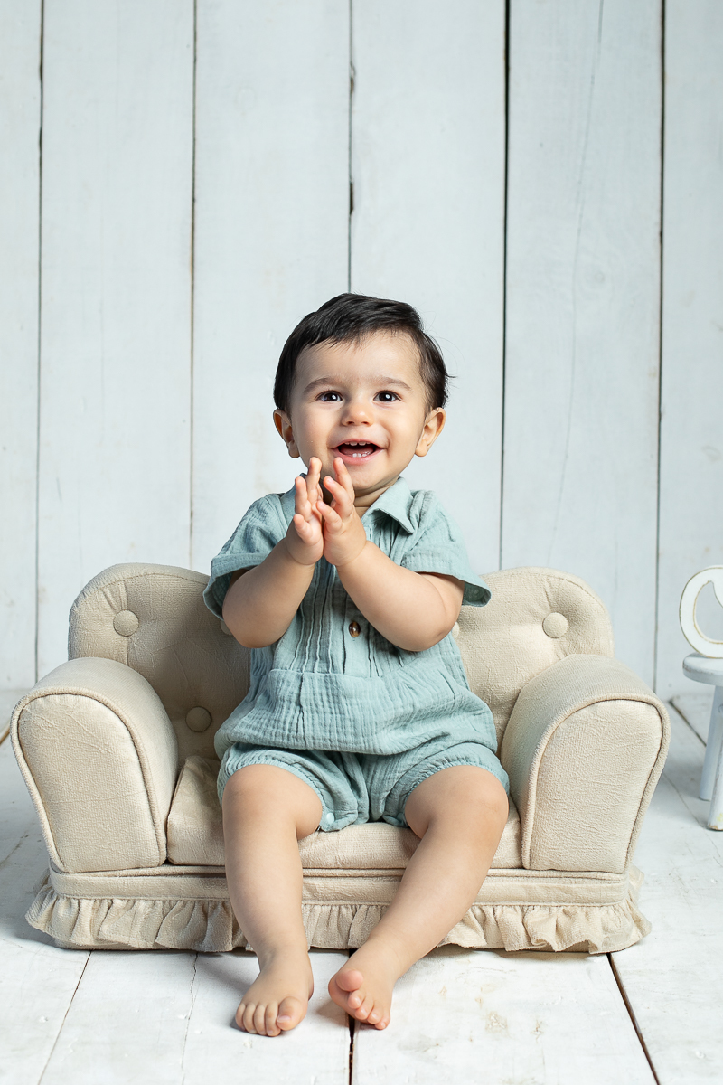 ensaio-fotografico-de-um-ano-ensaio-smash-the-cake-ensaio-esmagando-o-bolo-ensaio-fotografico-infantil-retro-em-estudio-fusca-meu-fusca-love-fusca-infantil-fotografa-especializada-em-bebes-e-criancas-em-barbacena-isabela-lobato-fotografia