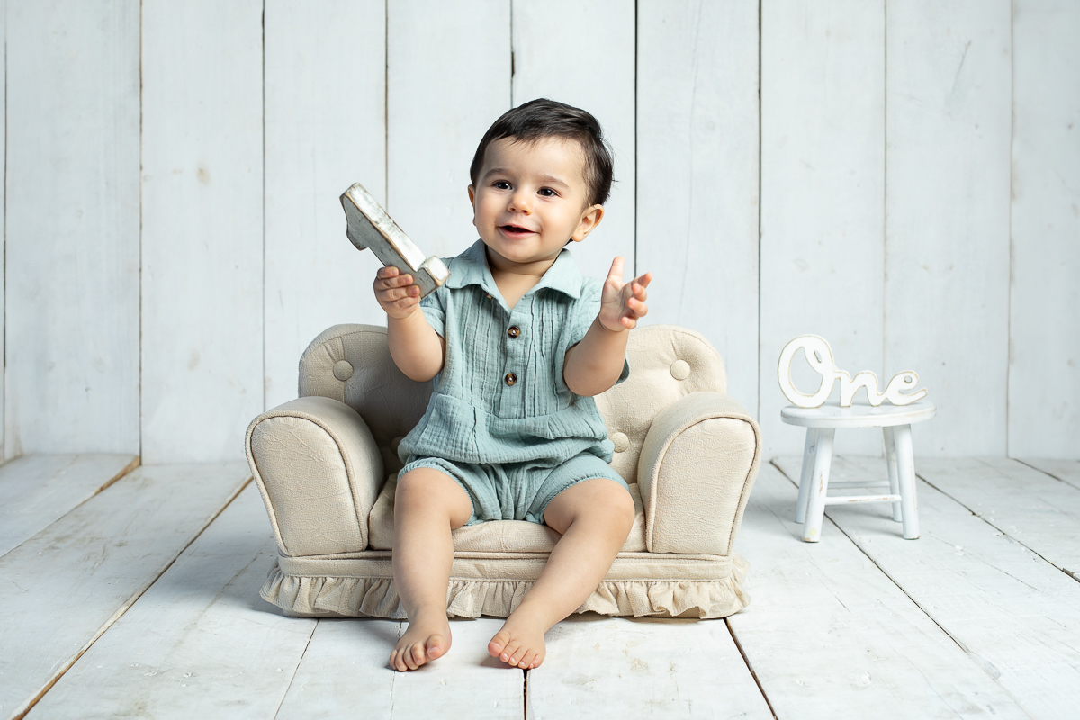 ensaio-fotografico-de-um-ano-ensaio-smash-the-cake-ensaio-esmagando-o-bolo-ensaio-fotografico-infantil-retro-em-estudio-fusca-meu-fusca-love-fusca-infantil-fotografa-especializada-em-bebes-e-criancas-em-barbacena-isabela-lobato-fotografia