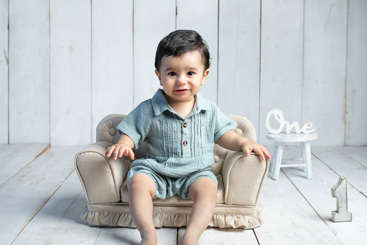 ensaio-fotografico-de-um-ano-ensaio-smash-the-cake-ensaio-esmagando-o-bolo-ensaio-fotografico-infantil-retro-em-estudio-fusca-meu-fusca-love-fusca-infantil-fotografa-especializada-em-bebes-e-criancas-em-barbacena-isabela-lobato-fotografia