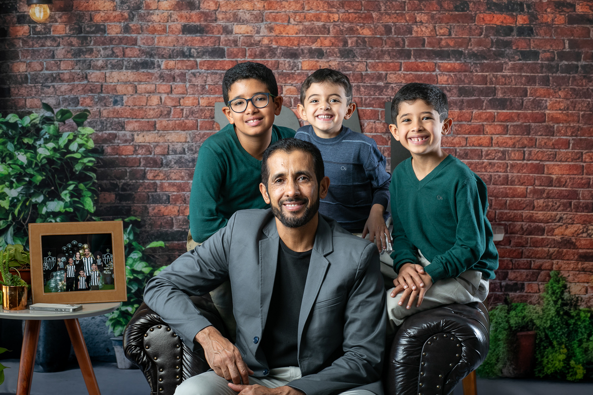 Dia-dos-pais-2025-ensaio-fotográfico-dia-dos-pais-estudio-fotografico-em-barbacena-mg-melhor-fotografa-de-barbacena-isabela-lobato-fotografia