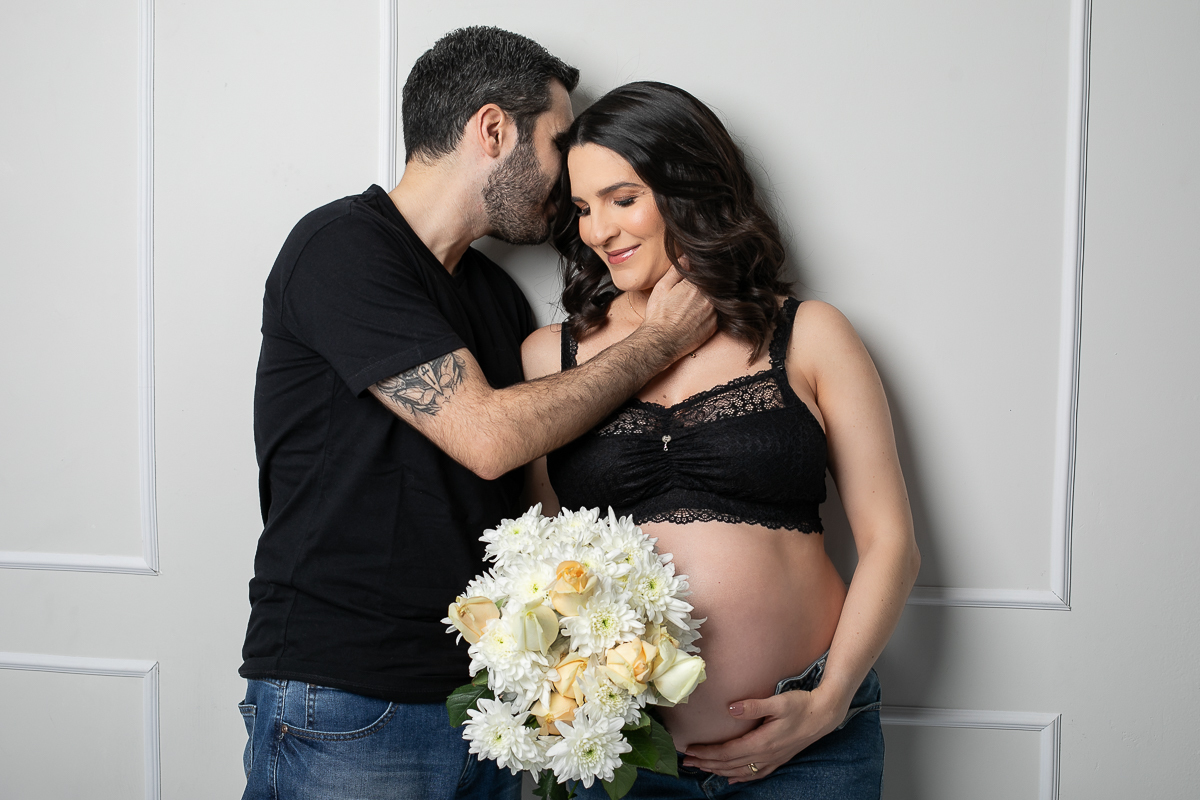 ensaio-fotografico-gestante-em-estudio-pregnancy-photo-shoot-studio-pregnancy-ensaio-gestante-com-flores-naturais-ideia-de-poses-para-foto-de-gestantes-ideia-de-roupas-para-ensaio-gestante-em-estudio-fotografa-de-gestante-em-barbacena-isabela-lobato-fotos