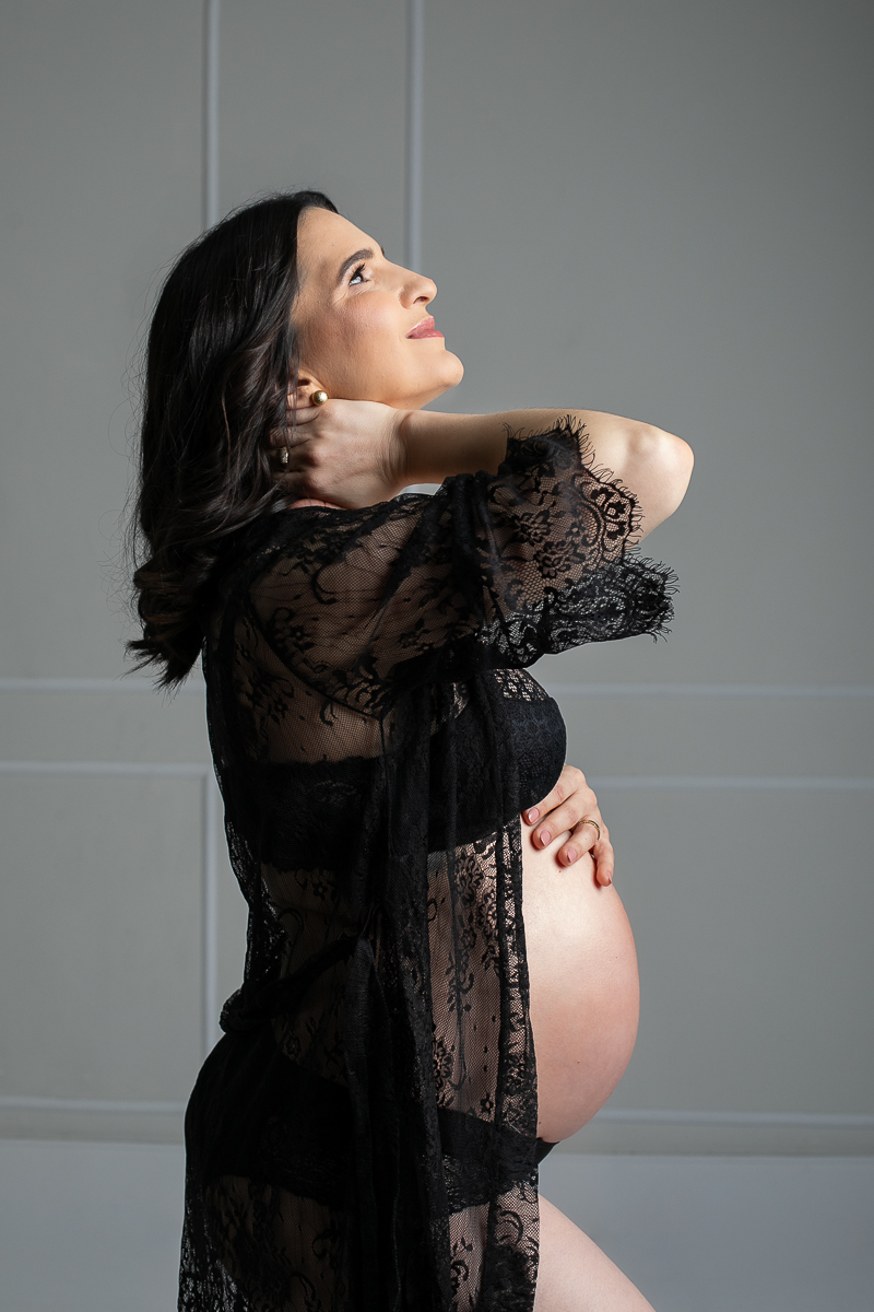 ensaio-fotografico-gestante-em-estudio-pregnancy-photo-shoot-studio-pregnancy-ensaio-gestante-com-flores-naturais-ideia-de-poses-para-foto-de-gestantes-ideia-de-roupas-para-ensaio-gestante-em-estudio-fotografa-de-gestante-em-barbacena-isabela-lobato-fotos