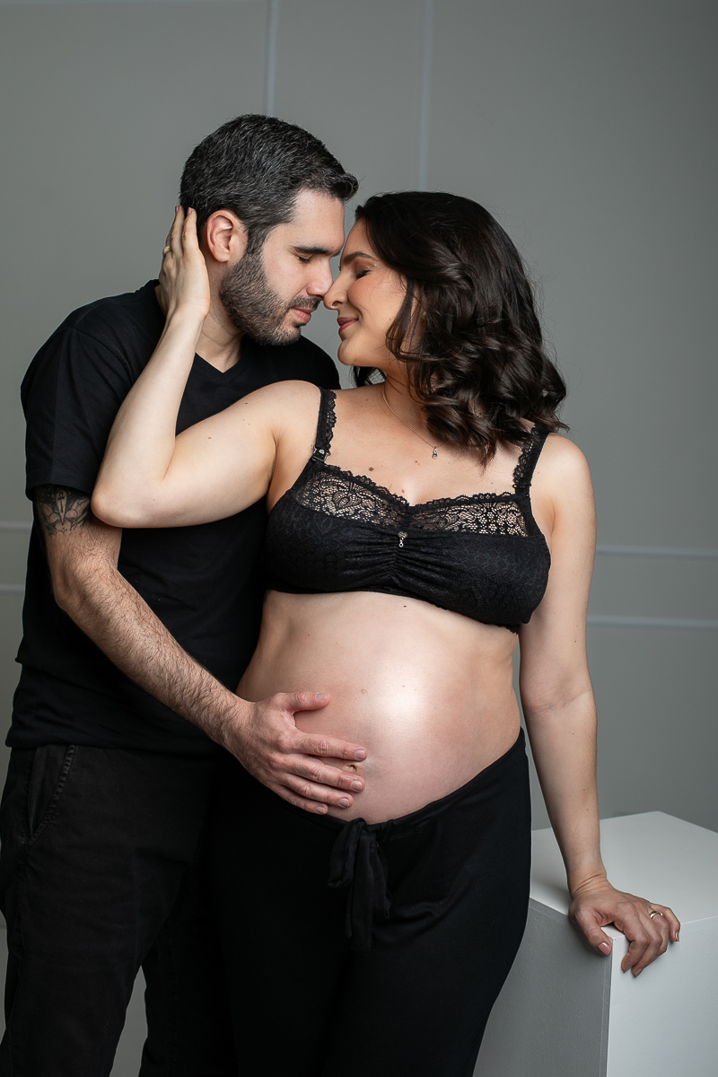 ensaio-fotografico-gestante-em-estudio-pregnancy-photo-shoot-studio-pregnancy-ensaio-gestante-com-flores-naturais-ideia-de-poses-para-foto-de-gestantes-ideia-de-roupas-para-ensaio-gestante-em-estudio-fotografa-de-gestante-em-barbacena-isabela-lobato-fotos