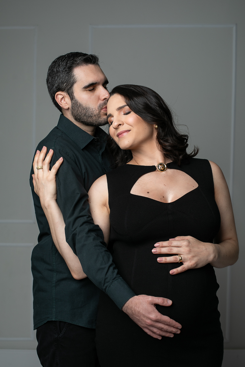 ensaio-fotografico-gestante-em-estudio-pregnancy-photo-shoot-studio-pregnancy-ensaio-gestante-com-flores-naturais-ideia-de-poses-para-foto-de-gestantes-ideia-de-roupas-para-ensaio-gestante-em-estudio-fotografa-de-gestante-em-barbacena-isabela-lobato-fotos