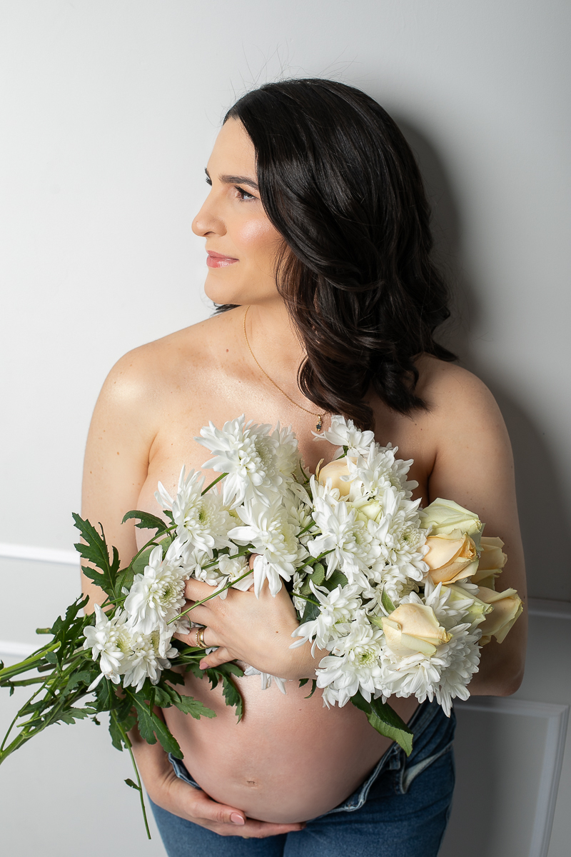 ensaio-fotografico-gestante-em-estudio-pregnancy-photo-shoot-studio-pregnancy-ensaio-gestante-com-flores-naturais-ideia-de-poses-para-foto-de-gestantes-ideia-de-roupas-para-ensaio-gestante-em-estudio-fotografa-de-gestante-em-barbacena-isabela-lobato-fotos