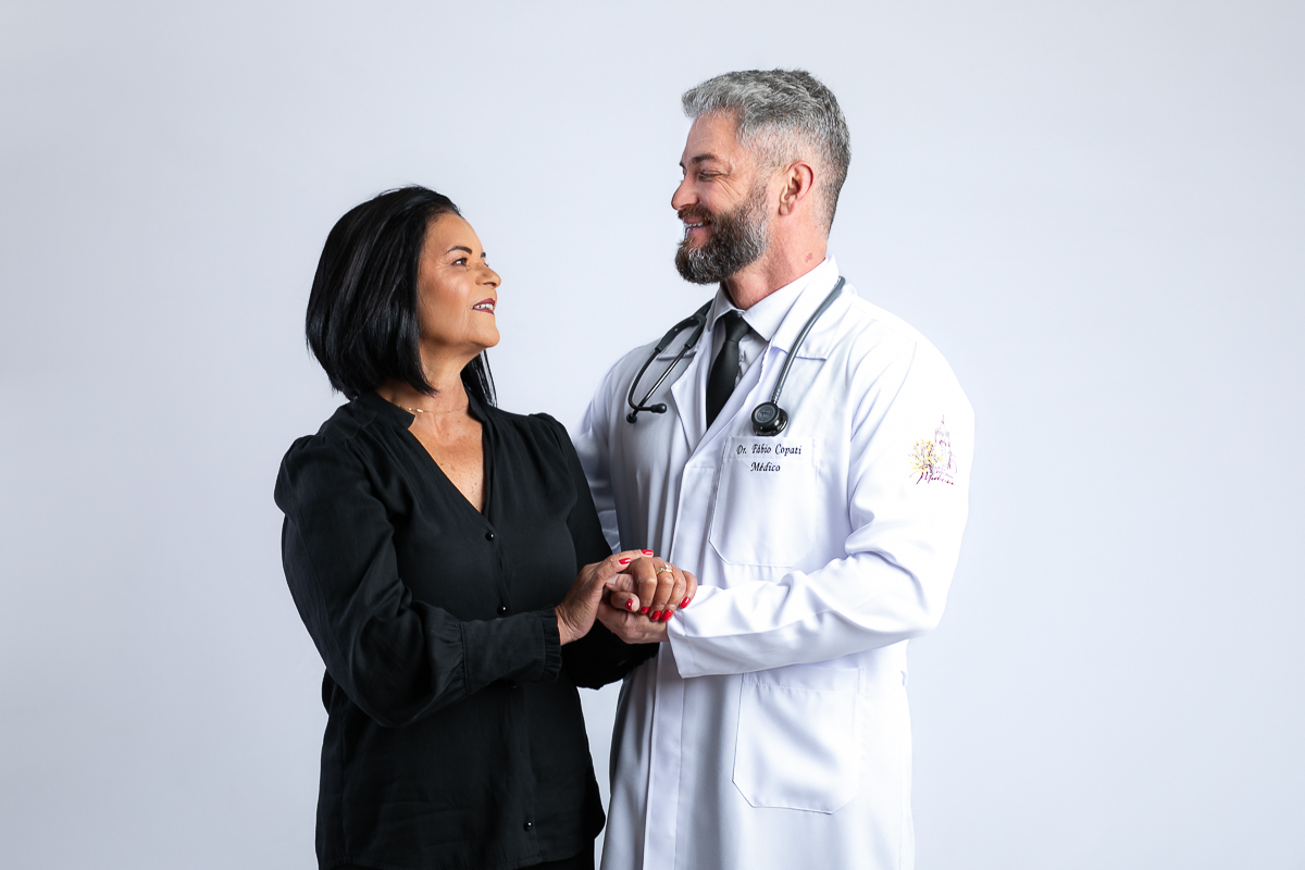 ensaio-fotografico-de-formatura-fotos-para-convite-de-formatura-faculdade-de-medicina-fotografo-de-convite-de-formatura-ensaio-fotografico-em-estudio-para-convite-de-formatura-ensaio-fotografico-individual-de-formatura-estudio-isabela-lobato-fotografia