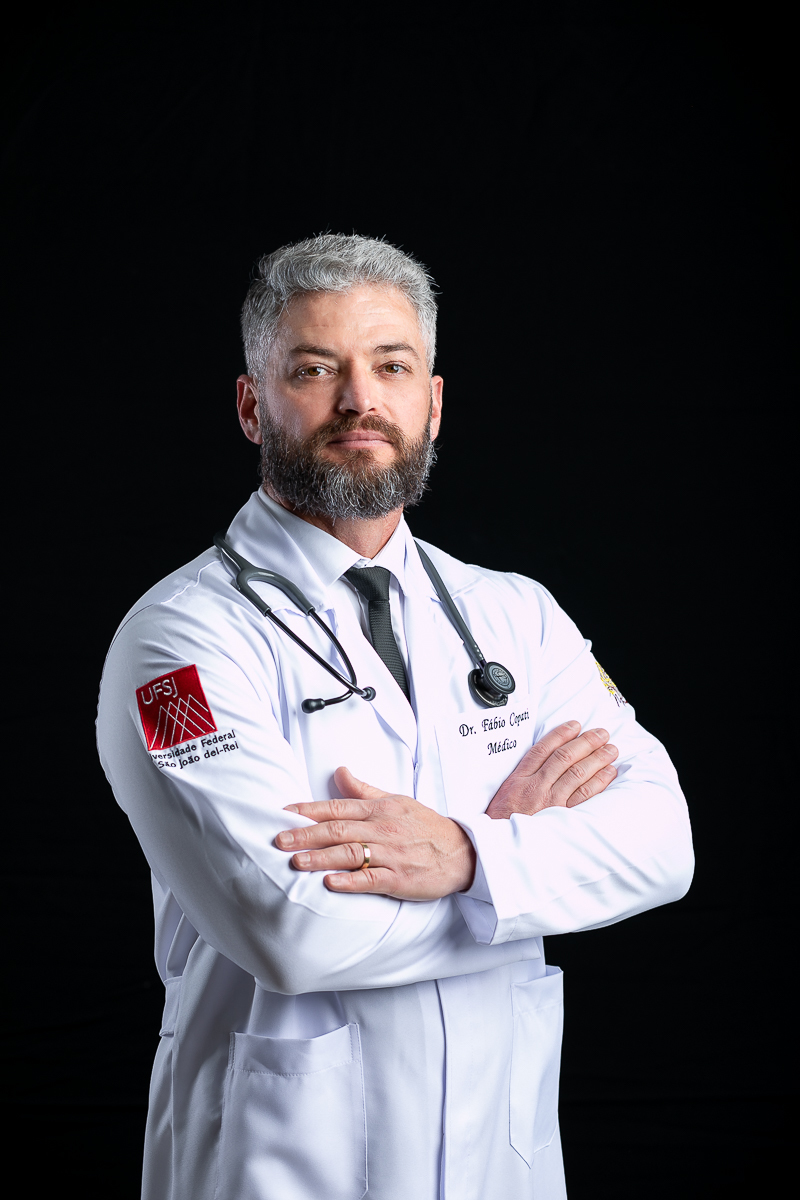 ensaio-fotografico-de-formatura-fotos-para-convite-de-formatura-faculdade-de-medicina-fotografo-de-convite-de-formatura-ensaio-fotografico-em-estudio-para-convite-de-formatura-ensaio-fotografico-individual-de-formatura-estudio-isabela-lobato-fotografia