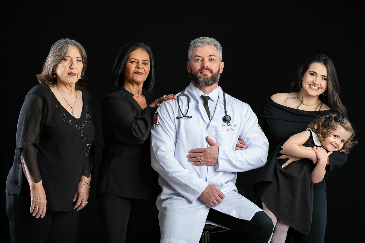 ensaio-fotografico-de-formatura-fotos-para-convite-de-formatura-faculdade-de-medicina-fotografo-de-convite-de-formatura-ensaio-fotografico-em-estudio-para-convite-de-formatura-ensaio-fotografico-individual-de-formatura-estudio-isabela-lobato-fotografia