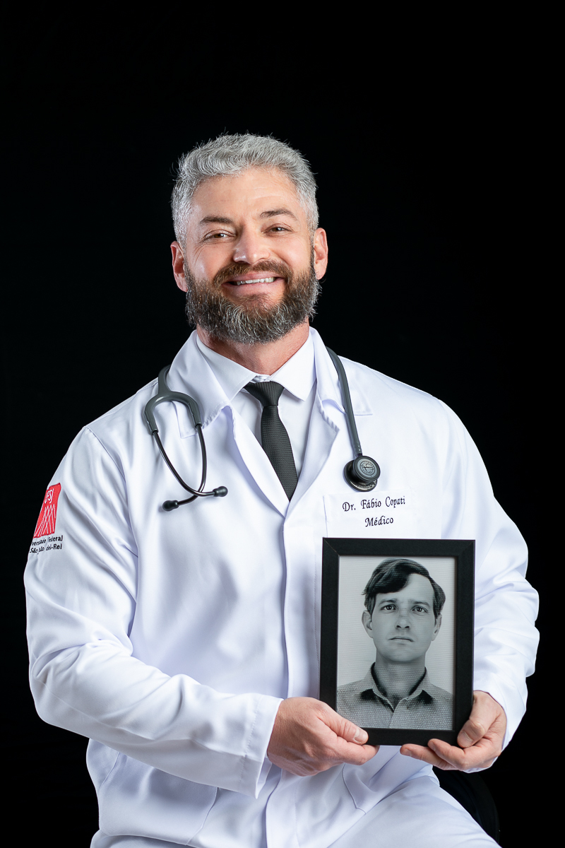 ensaio-fotografico-de-formatura-fotos-para-convite-de-formatura-faculdade-de-medicina-fotografo-de-convite-de-formatura-ensaio-fotografico-em-estudio-para-convite-de-formatura-ensaio-fotografico-individual-de-formatura-estudio-isabela-lobato-fotografia