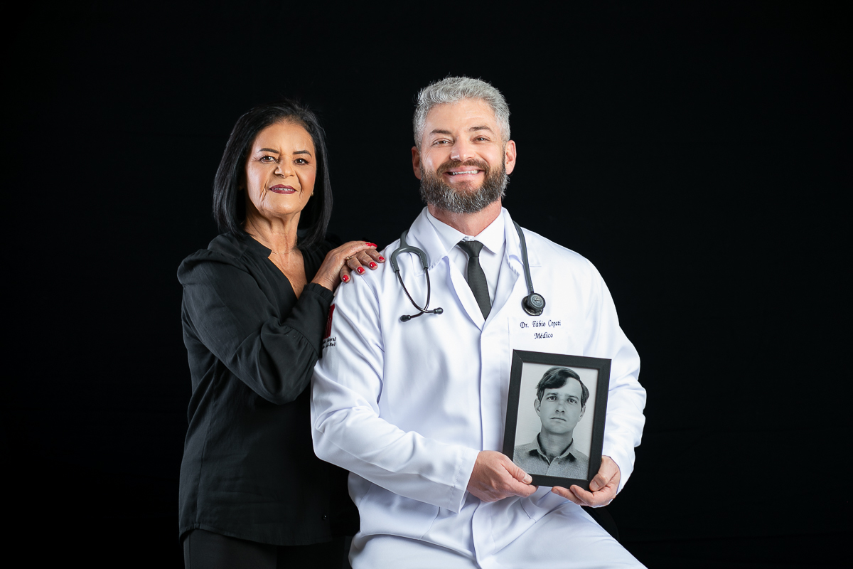 ensaio-fotografico-de-formatura-fotos-para-convite-de-formatura-faculdade-de-medicina-fotografo-de-convite-de-formatura-ensaio-fotografico-em-estudio-para-convite-de-formatura-ensaio-fotografico-individual-de-formatura-estudio-isabela-lobato-fotografia