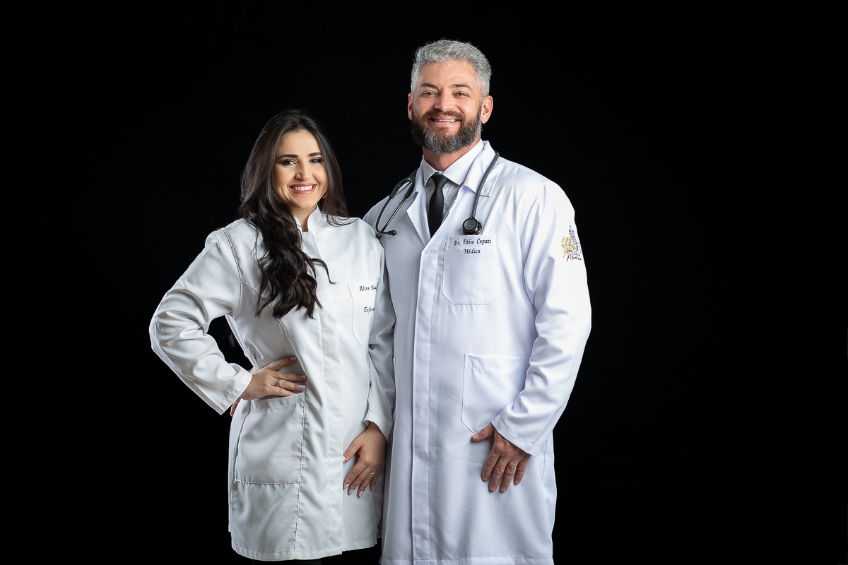 ensaio-fotografico-de-formatura-fotos-para-convite-de-formatura-faculdade-de-medicina-fotografo-de-convite-de-formatura-ensaio-fotografico-em-estudio-para-convite-de-formatura-ensaio-fotografico-individual-de-formatura-estudio-isabela-lobato-fotografia